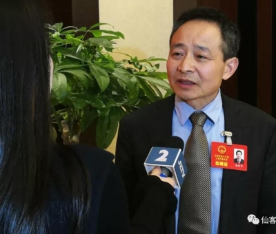 兩會上提了什么？這位人大代表再成各路媒體追逐焦點！