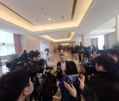 努力推進(jìn)綠色有機(jī)農(nóng)產(chǎn)品、中醫(yī)藥、文化和旅游等產(chǎn)業(yè)重要基地建設(shè) 江西仙客來(lái)董事長(zhǎng)潘新華參加省十三屆人大五次會(huì)議積極建言獻(xiàn)策