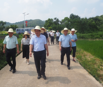 市工商聯(lián)第十七屆四次常委會(huì)暨“萬企興萬村”行動(dòng)現(xiàn)場(chǎng)推進(jìn)會(huì)參會(huì)代表考察仙客來靈芝等食（藥）用菌種植基地