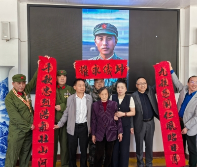 市愛國擁軍促進(jìn)會(huì)名譽(yù)會(huì)長(zhǎng)潘新華等走訪慰問都昌縣光榮院為烈士母親慶祝生日